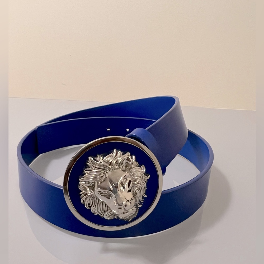 Versus by Versace men’s leather belt. L 34”, W 1.4”.